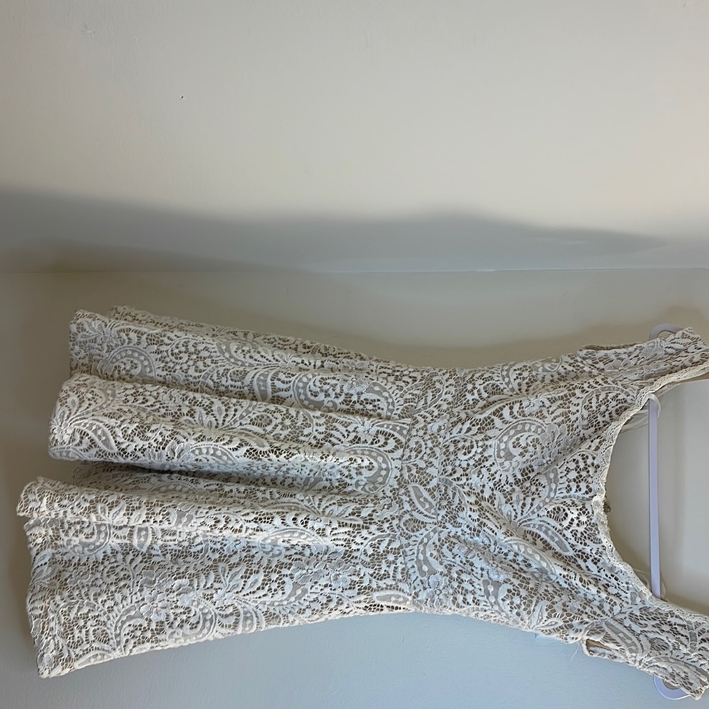 I only used it 2 times, I’m selling this dress cuz I’m moving I need space